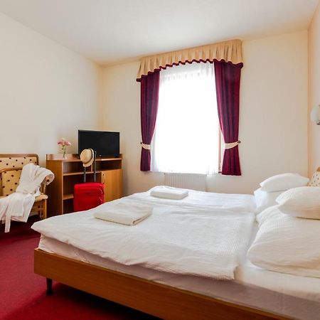 Hotel Imperial Gyogyszallo Es Gyogyfurdo Kiskoros Eksteriør bilde